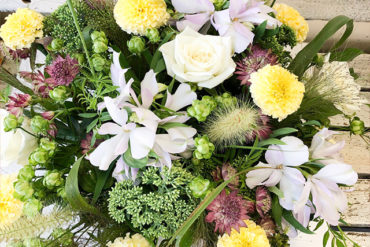 シックな愛の彩りブーケ – バレンタインの特別な贈り物